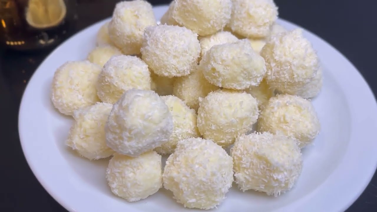 Вкусный десерт, который легко приготовить: кокосовые шарики из белого шоколада!