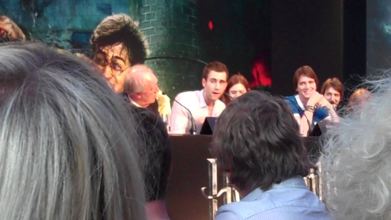 Rupert Grint and Matt Lewis have to run out of the Harry Potter press conference for a loo break!