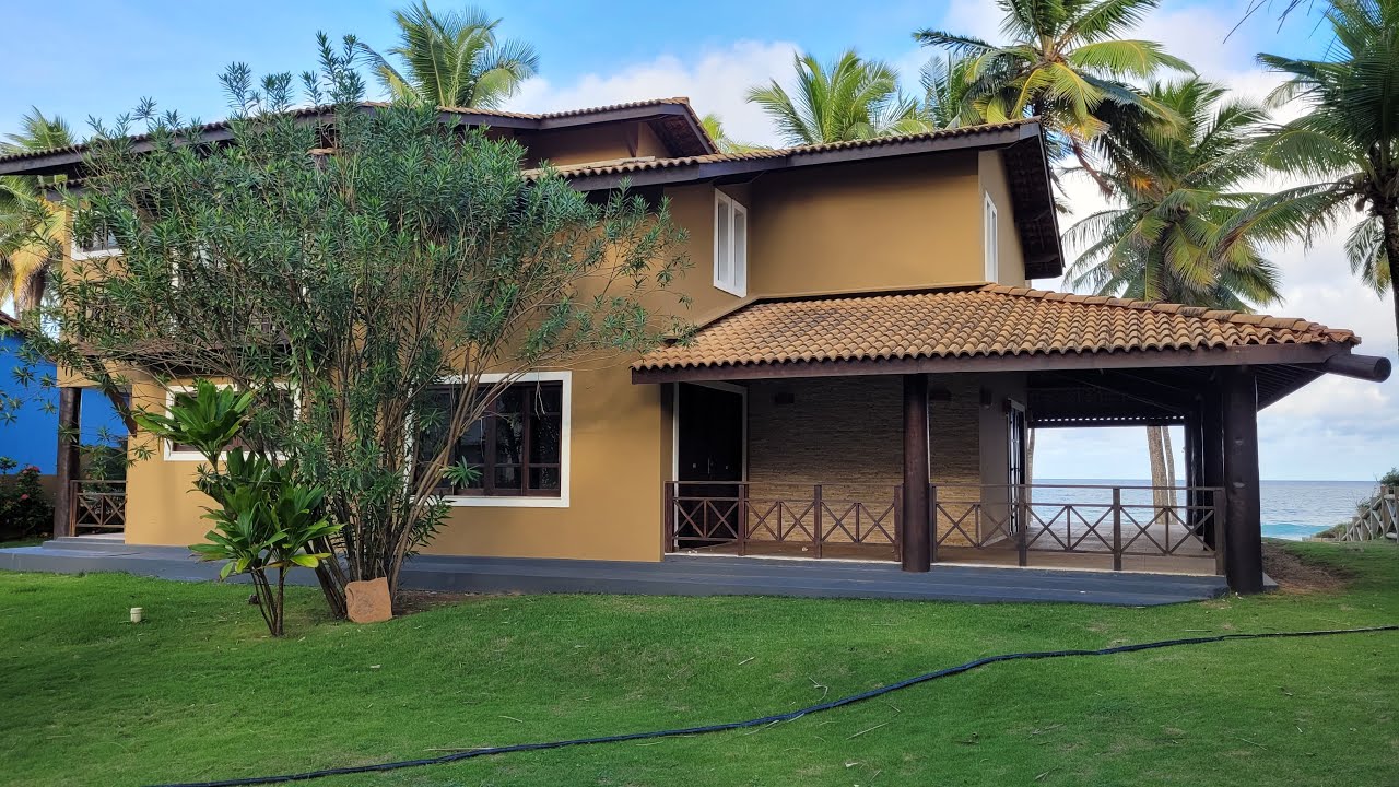 Excelente casa duplex, 4/4, sendo 3 suítes, terreno amplo, pé na areia, Busca Vida, Camaçari, BA