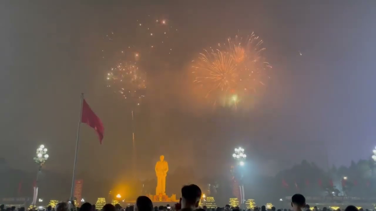 Cận cảnh màn bắn pháo hoa trong thời khắc giao thừa chào đón năm mới Bính Ngọ tại Quảng Trường HCM