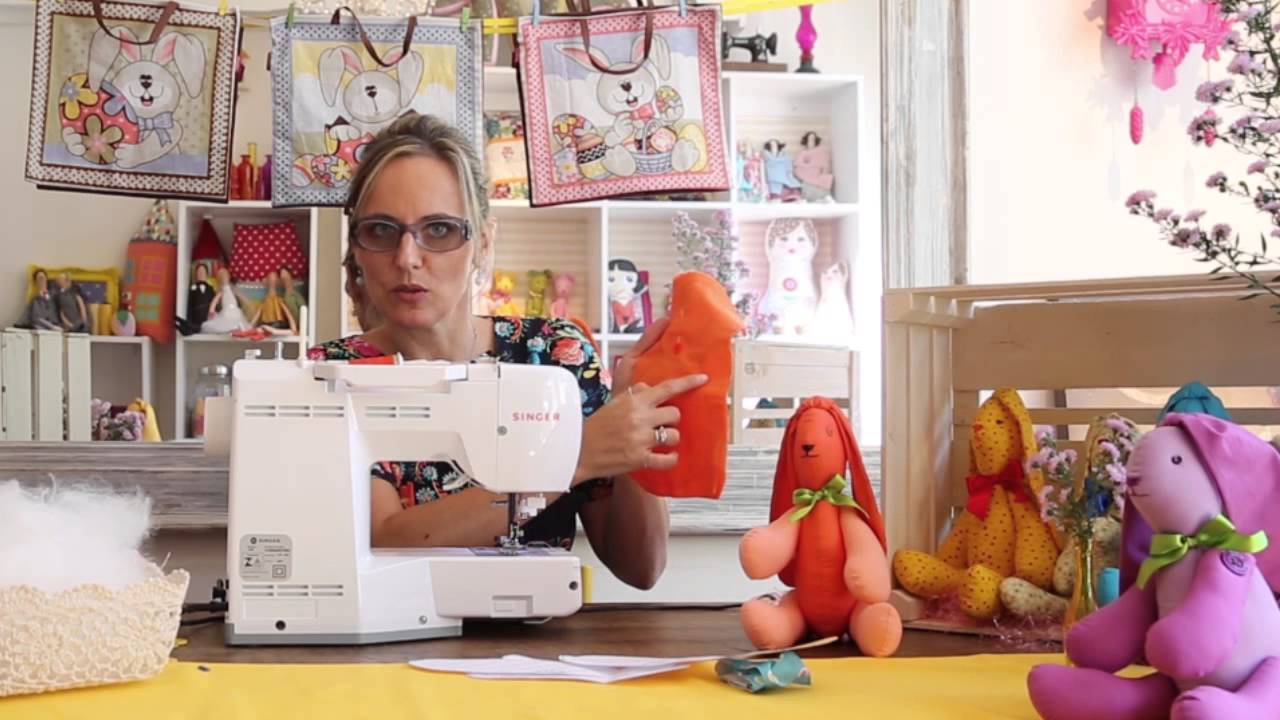 Aprenda a fazer um coelho de tecido com a artesã Lu Gastal