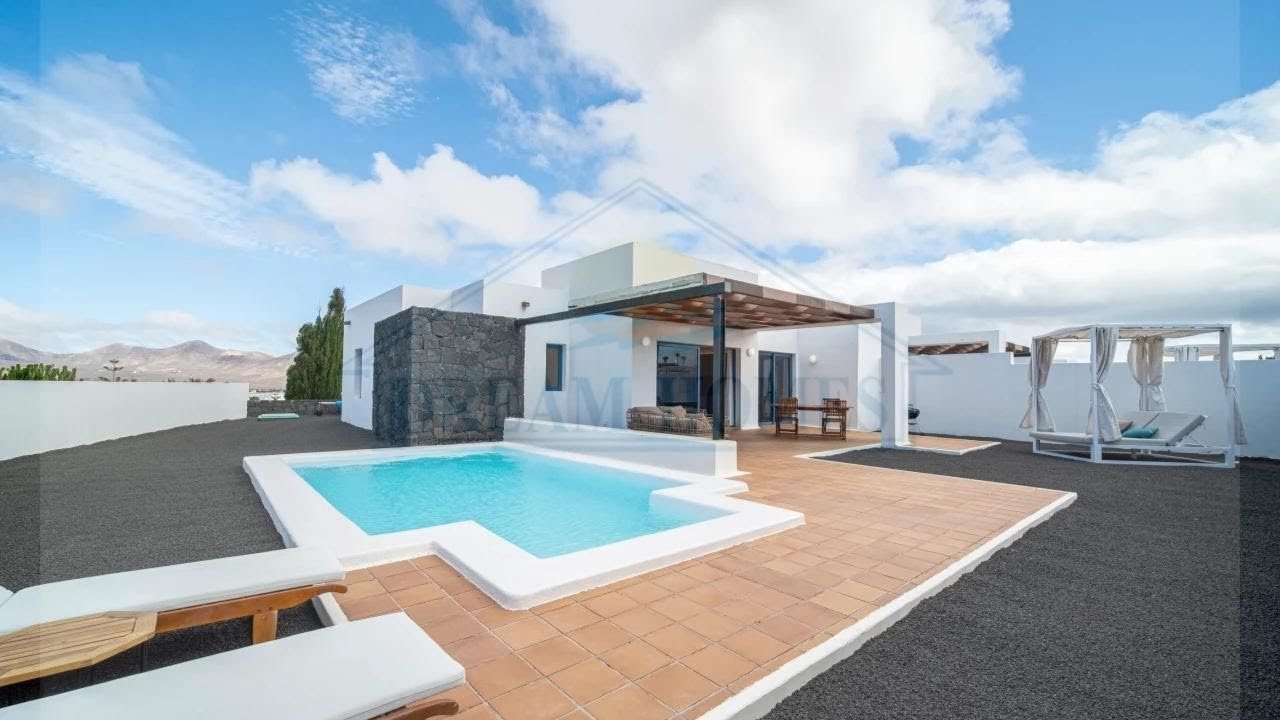 Luxury furnished villa with private pool & independent plot. Villa de lujo con piscina privada
