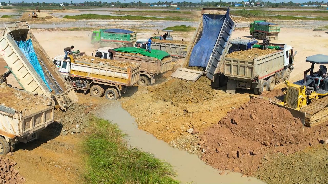 Amazing huge dump truck unloading dirt, Perfect Strongly Mighty Bulldozer moving dirt
