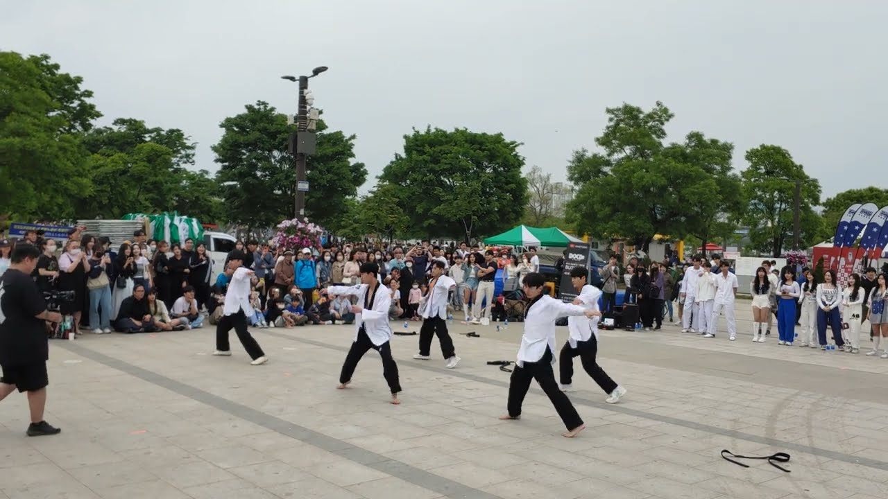 [STREET ARTIST] 4X4 STUDIO. FIRST YEOEUIDO BUSKING. 230513.