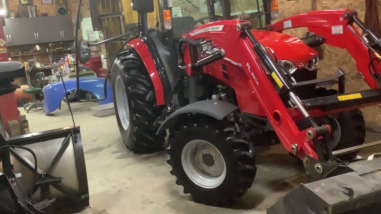 Massey Ferguson 2860 wash , wax and review of the tractors 1st year of service .