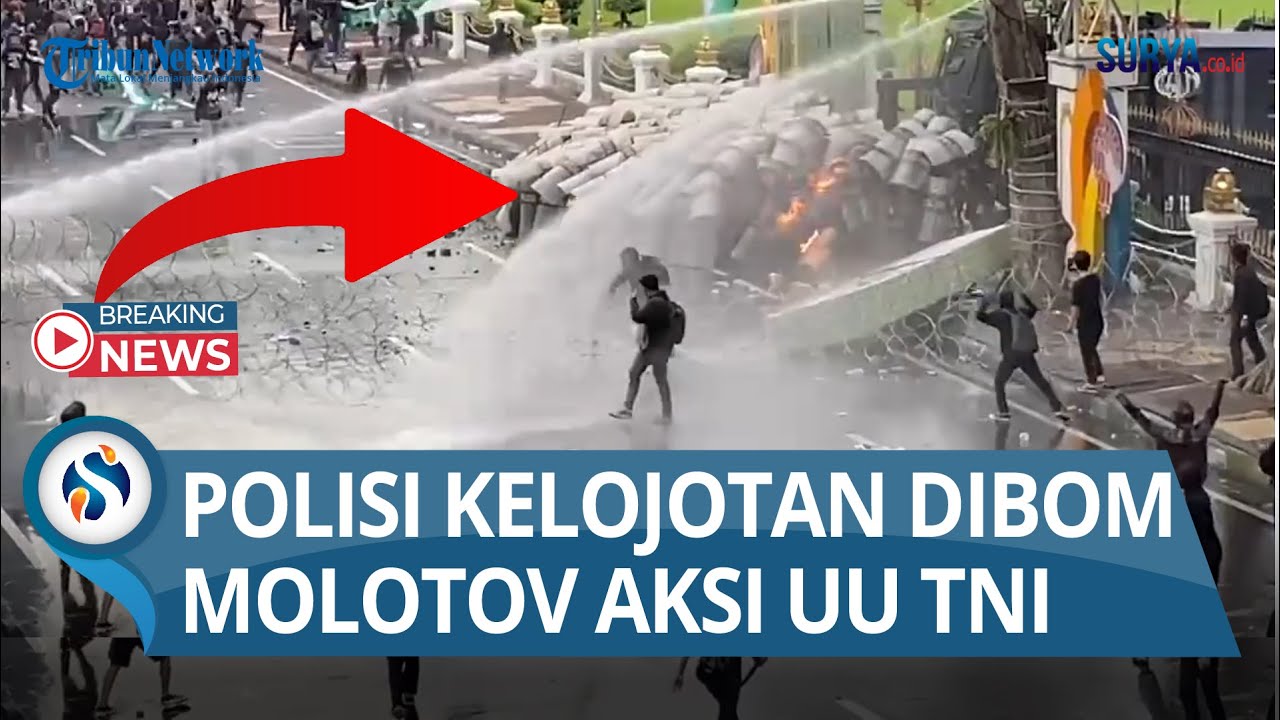 HUJAN BATU DAN BOM MOLOTOV, Demo Tolak UU TNI di Gedung Negara Grahadi Surabaya Memanas
