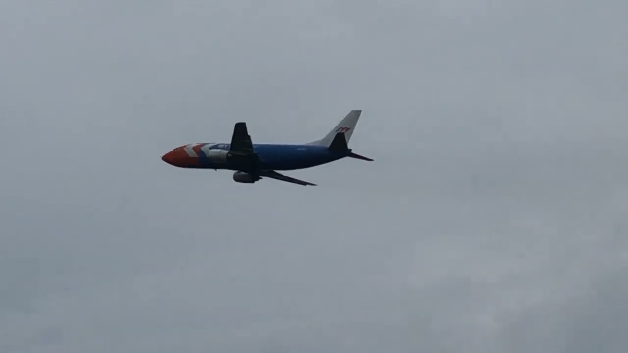 Me Jet Airlines B734 takeoff at Runway 07 in Kuching International Airport (KCH-KUL)