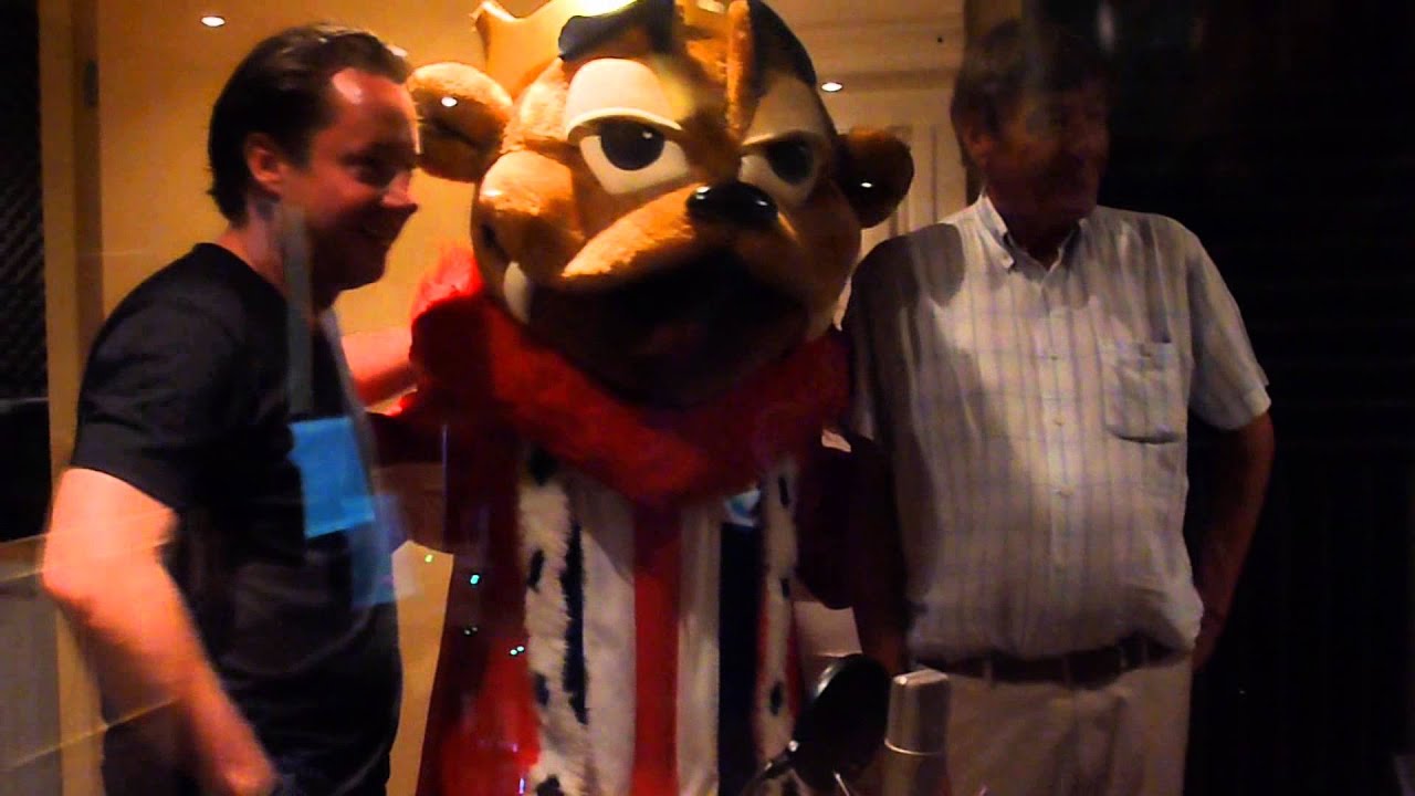 Doc V ft. DJ Coenio & Willem II selectie - 24 rozen (clip)