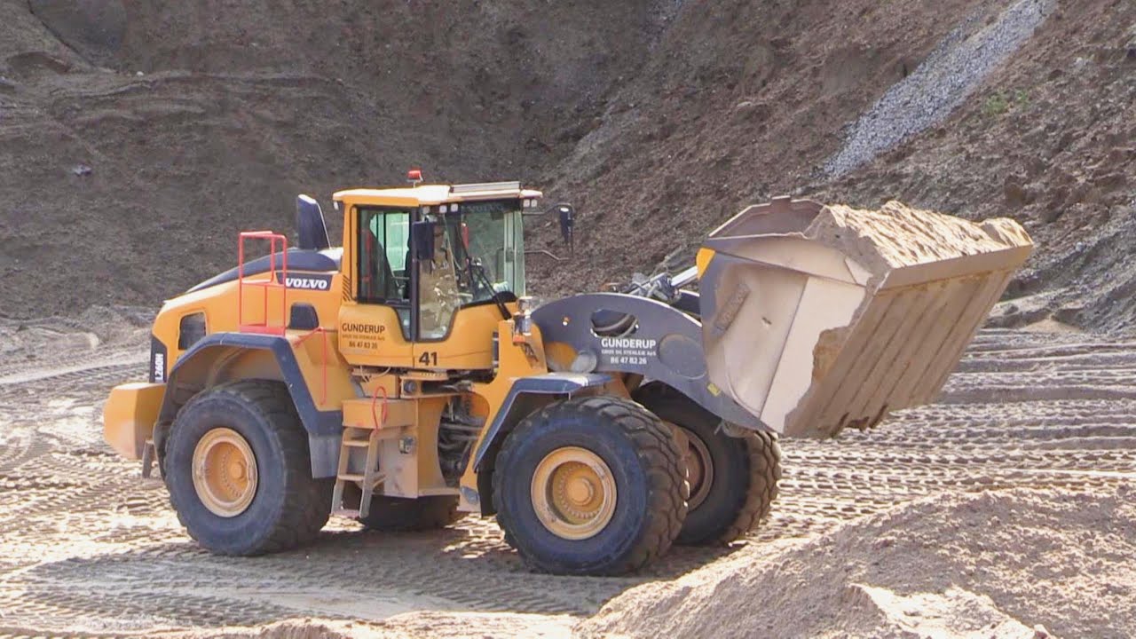 Volvo L260H Moving Sand