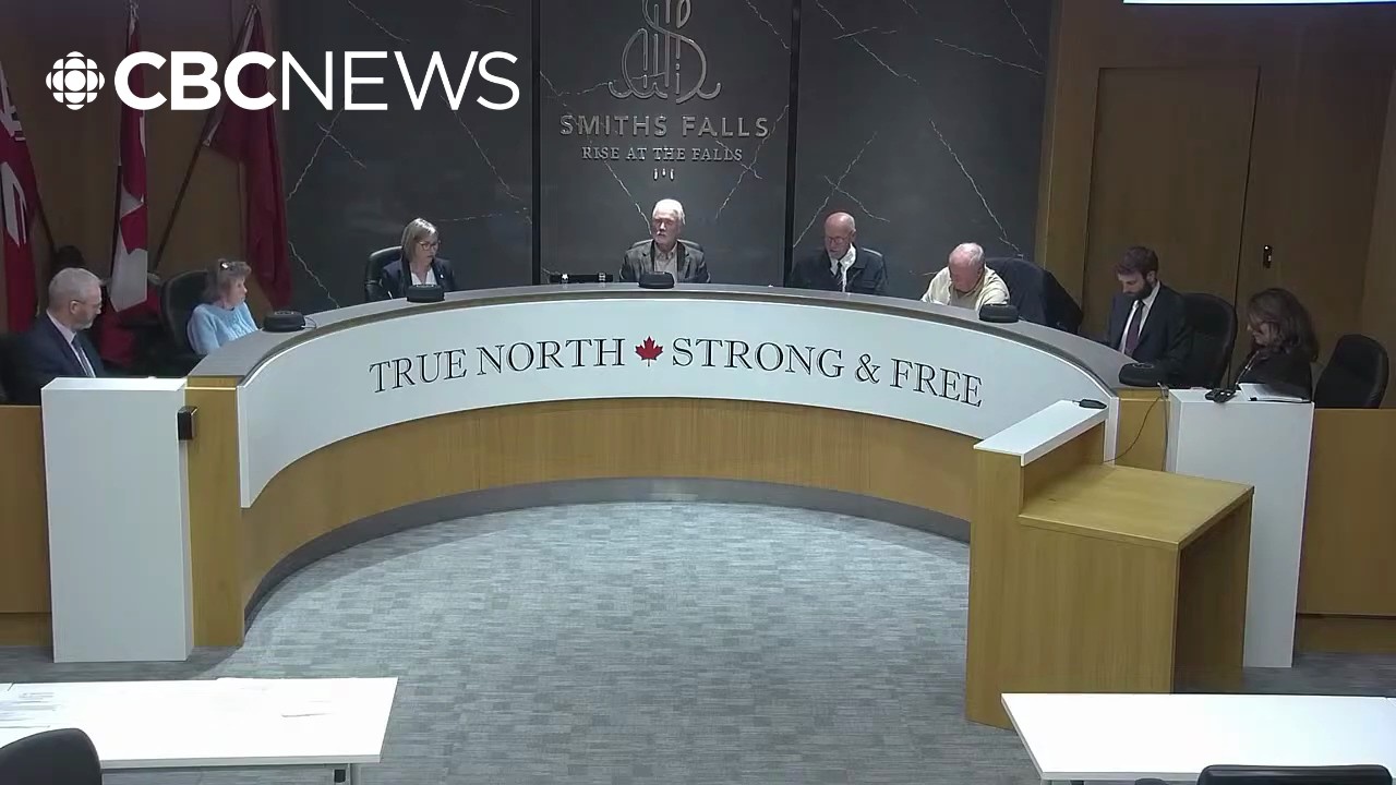Did Smiths Falls councillors have the right to suspend 2 of their own without an investigation?