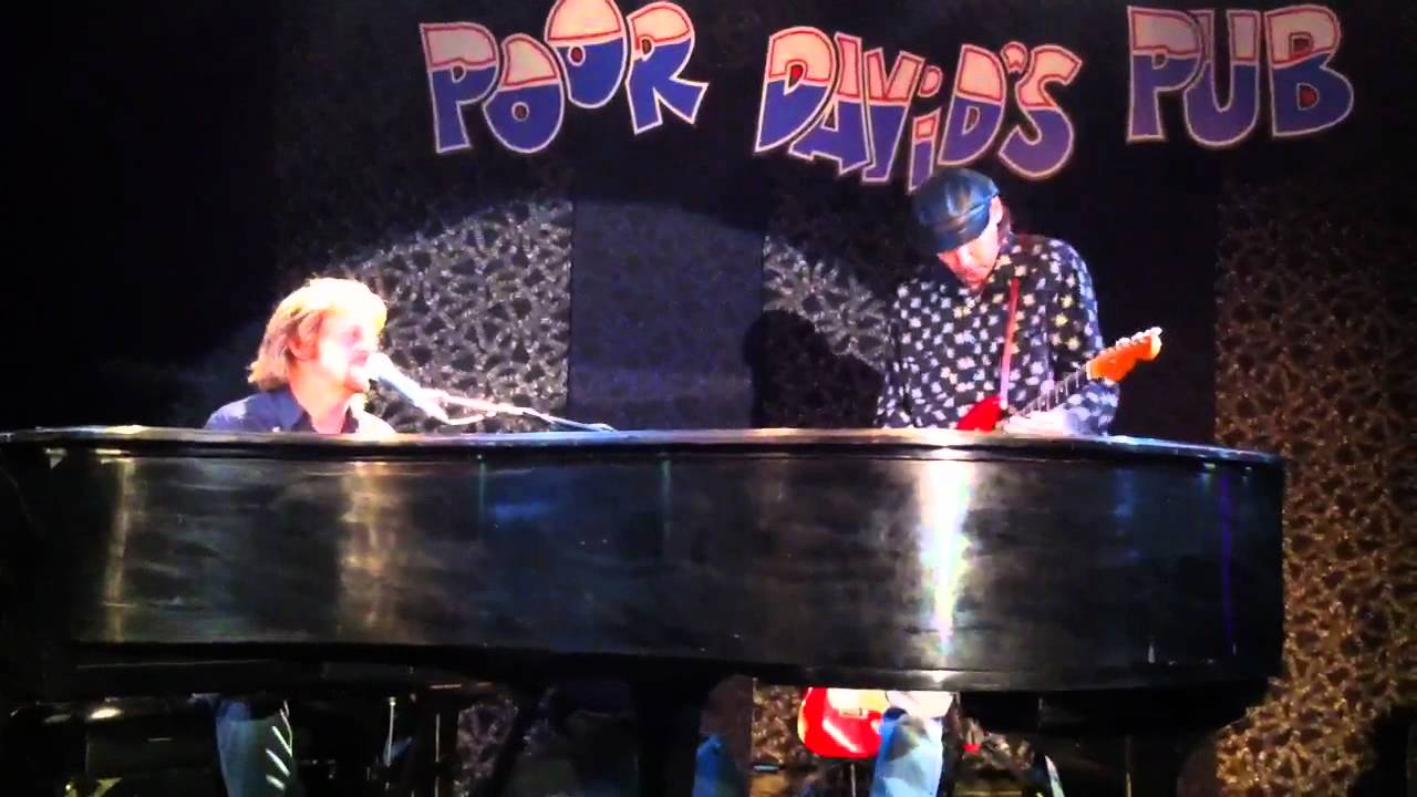Gregg Rolie and Alan Haynes perform 