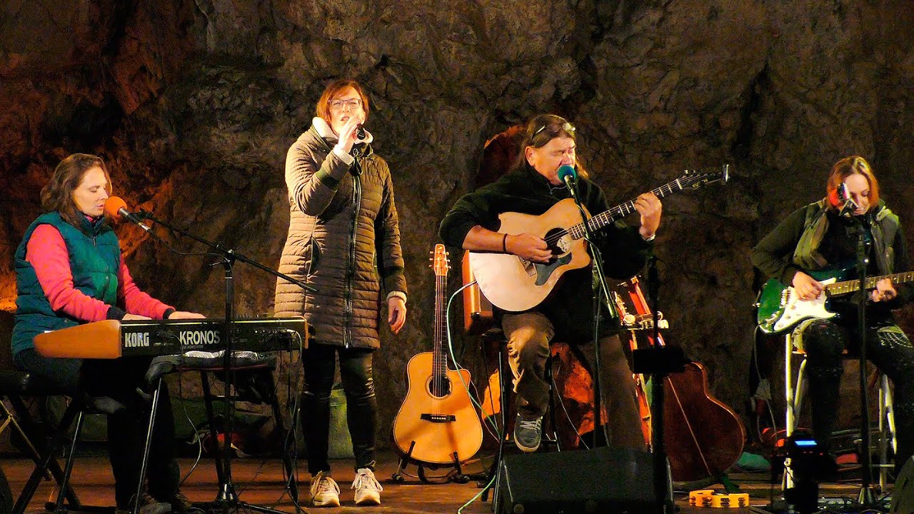 Jeskyně V&yacute;pustek, Bokomara Trio, Kateřina Men&scaron;&iacute;kov&aacute; a &Scaron;any &Scaron;anclov&aacute; &bdquo;Pl&aacute;ž&ldquo; (4K)