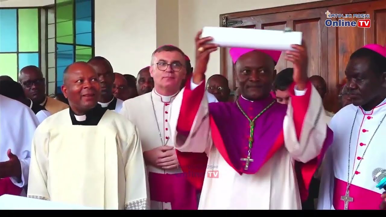 ASKOFU MTEULE AKABIDHIWA FUNGUO NA KUFUNGUA KANISA KUU KISHA KUBUSU MSALABA KTK LANGO KUU