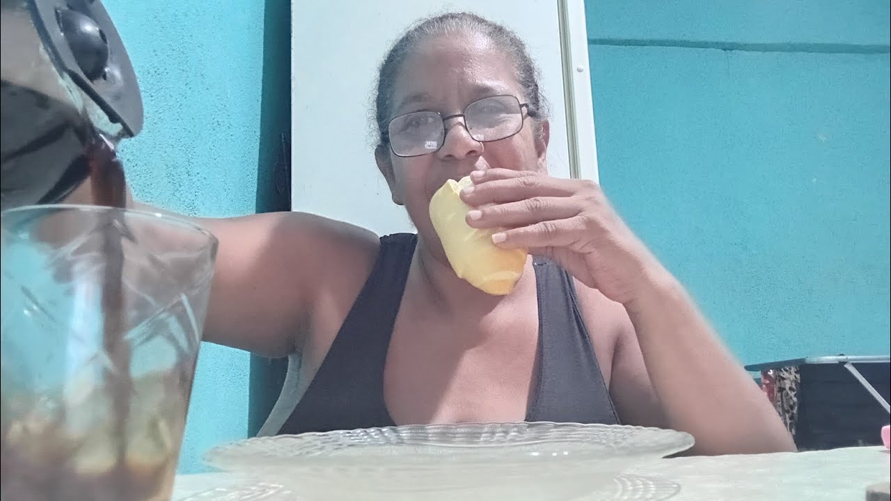 ##COMENDO PÃO FRANCÊS COM PATE E CAFÉ  FRESQUINHO 