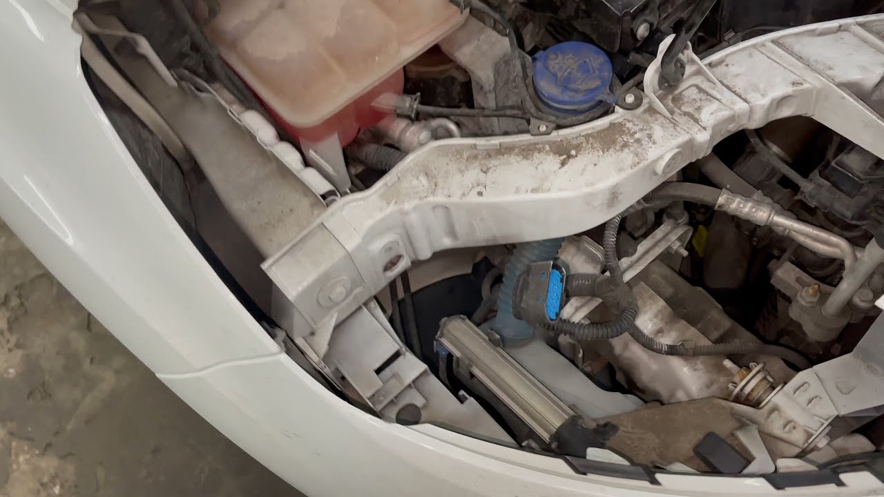Снятие и замена фар Ford C-Max — габаритных огней, дальнего света, ламп подсветки поворотов.