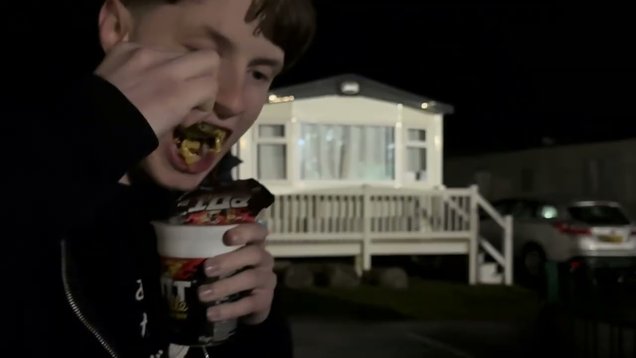 Late Night adventures with Pot Noodles Vlog 
