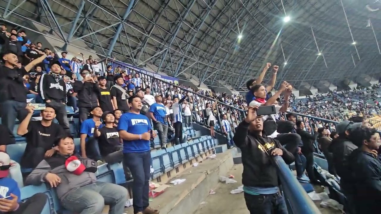 Para pemain persib dan bobotoh semua bernyanyi merayakan kemenangan melawan persija