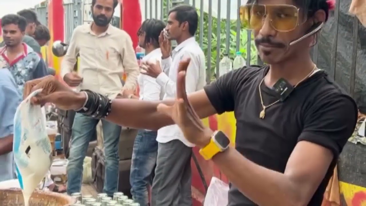 Dosto Aaj ham baat karte hai dolly chya wala Jo bhut unik styel se logo ko chya pilate hai gays