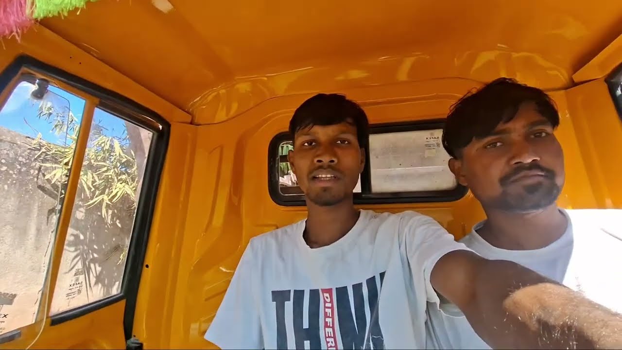 बड़ा गाड़ी में रेड आया है