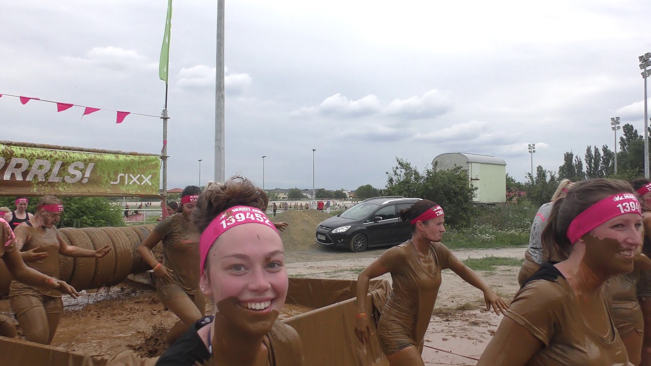 Muddy Angel Run Berlin 2019 Sunday: third-before-last group of starters at the mud dunk obstacle