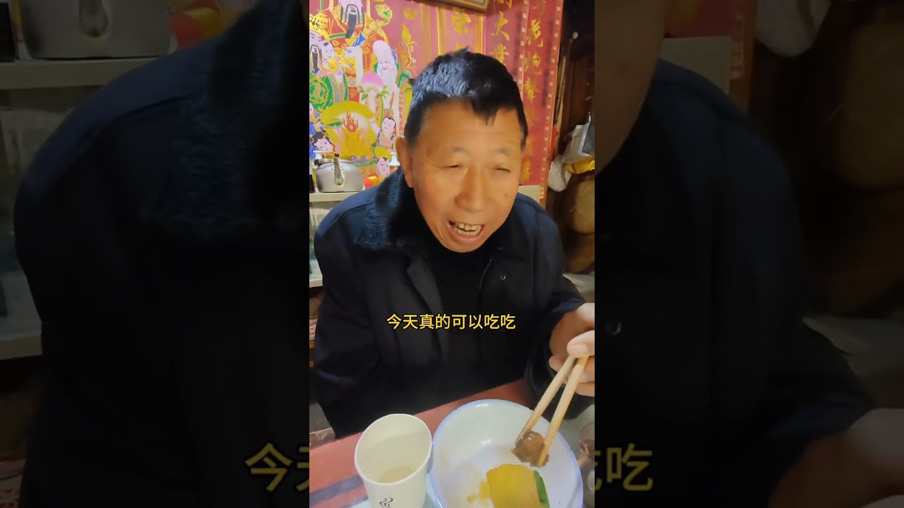元宵节饭桌我和妈妈都笑喷了，本想逗逗爸爸，烧牛肉告诉他烧羊肉他吃，妈妈昨天就说今天烧羊肉，他自己昨天也说羊肉，结果到桌上他知道牛肉的，但也不问怎么不是羊肉，我和妈妈以为他会老叮咚，结果是自始至终都是