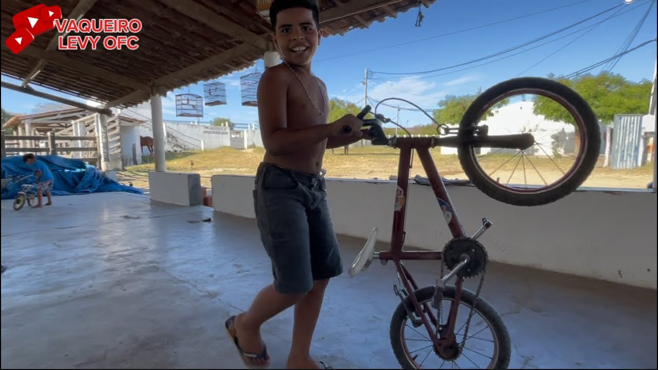 VAQUEIRO LEVY E JOSÉ ANDANDO DE BICICLETA