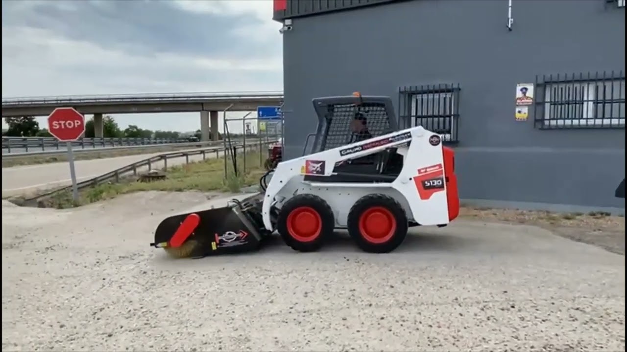 MINICARGADORA BOBCAT S130 CON BARREDORA