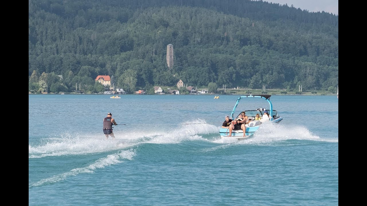 Martin Hoi zieht Wasserskifahrer über Wörthersee