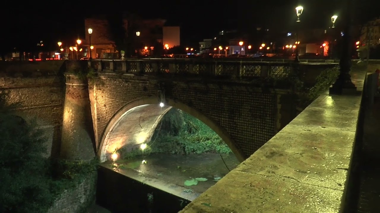 Tivoli luci natalizie sotto la pioggia.