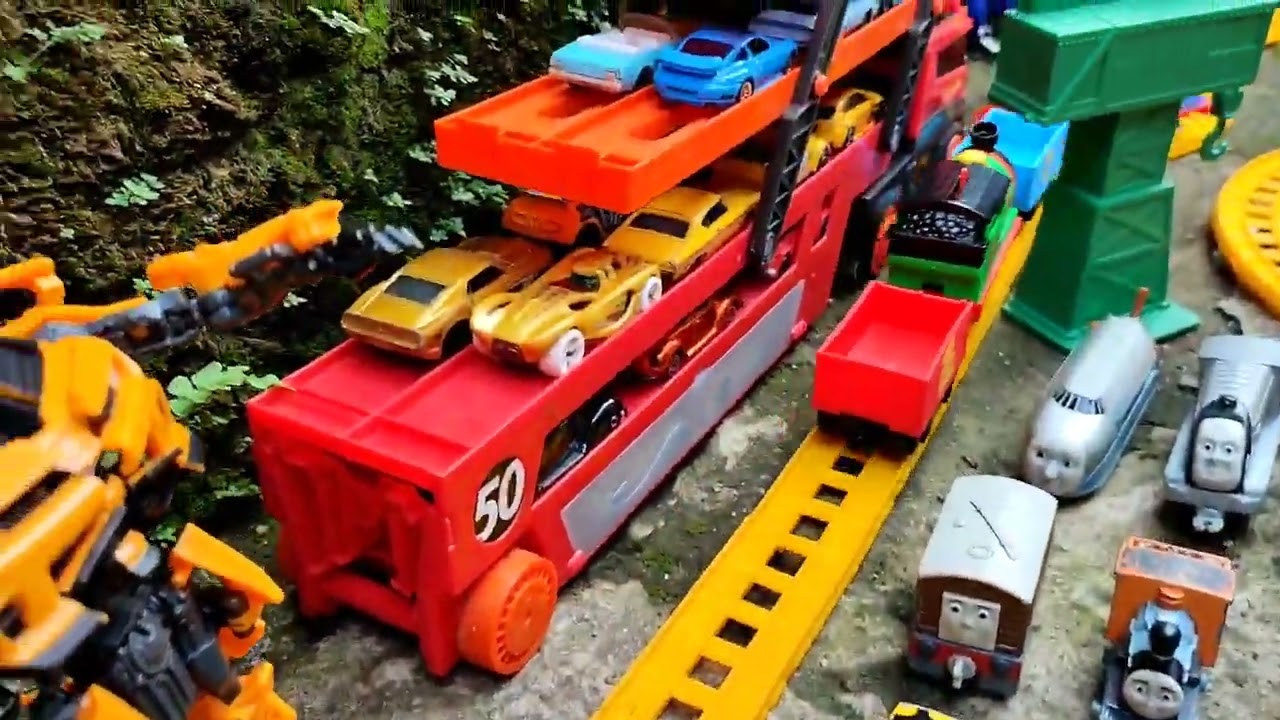 mencari mainan kereta api thomas, bus kecil tayo, titipo, robocar poli, superwings, disney cars
