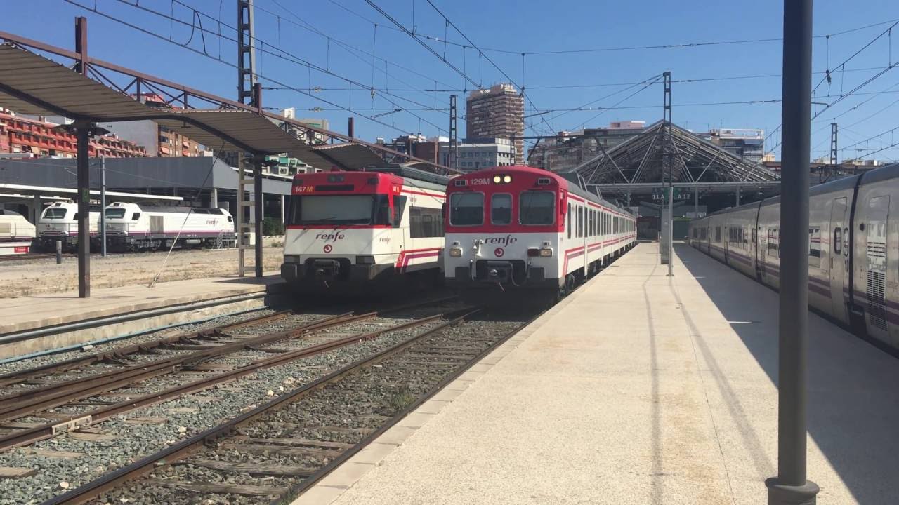 Tren de Cercanías S- 592 saliendo de la estación de Alicante dirección Murcia.