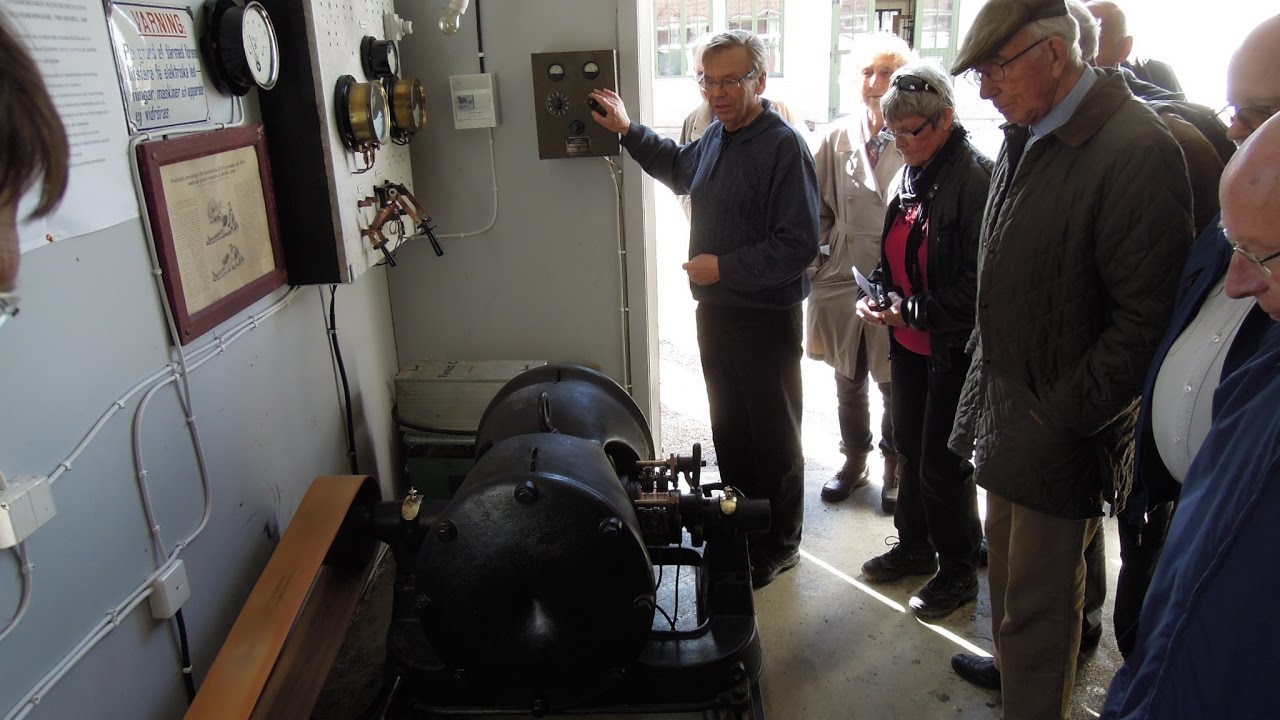 27 Myrbergs historiska bilverkstad med gammal Asea Wenström Dynamo (generator) i Norberg.