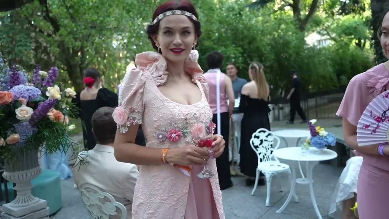 Andreea Balaban cu o rochie semnata Laura Galic la un eveniment Bridgerton