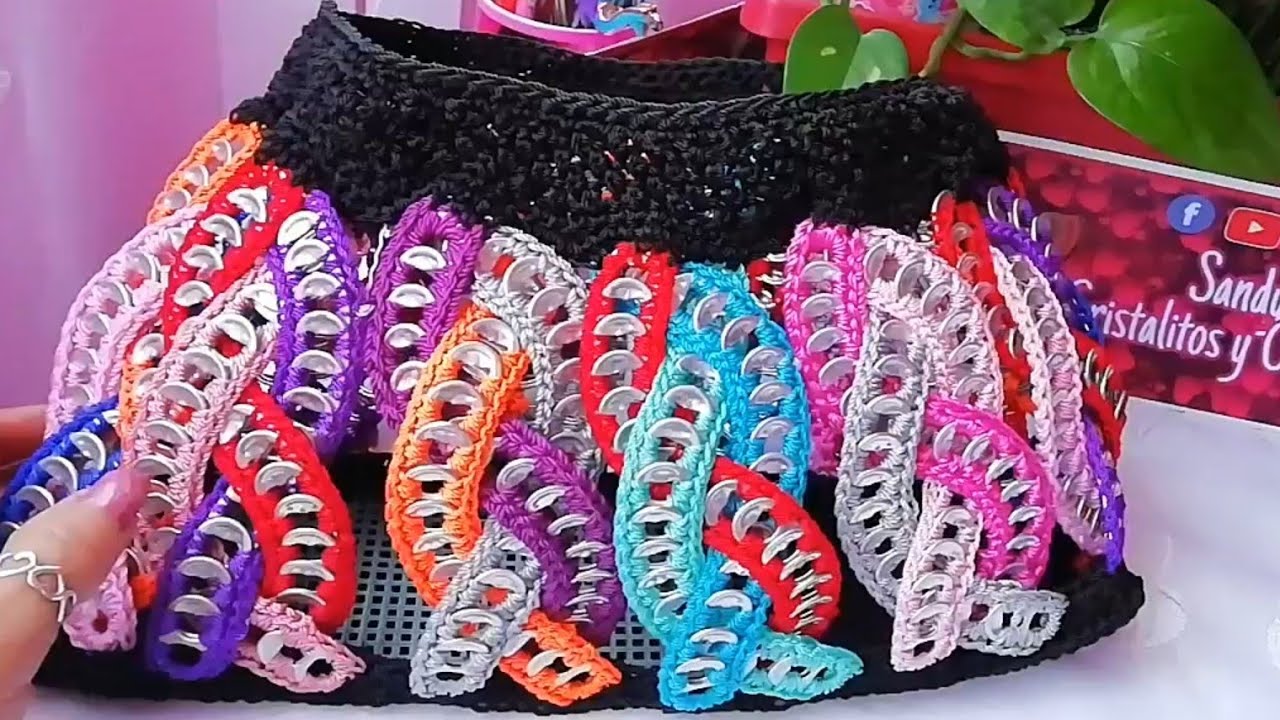 Bolso a #CROCHET con Anillas o fichas formando trenzas.