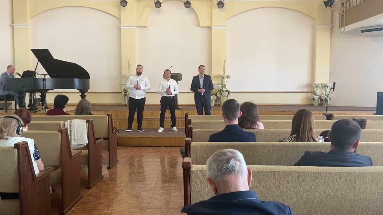 Ми тут на землі живемо, не думаєм(Мы здесь на земле живёмне думаем)