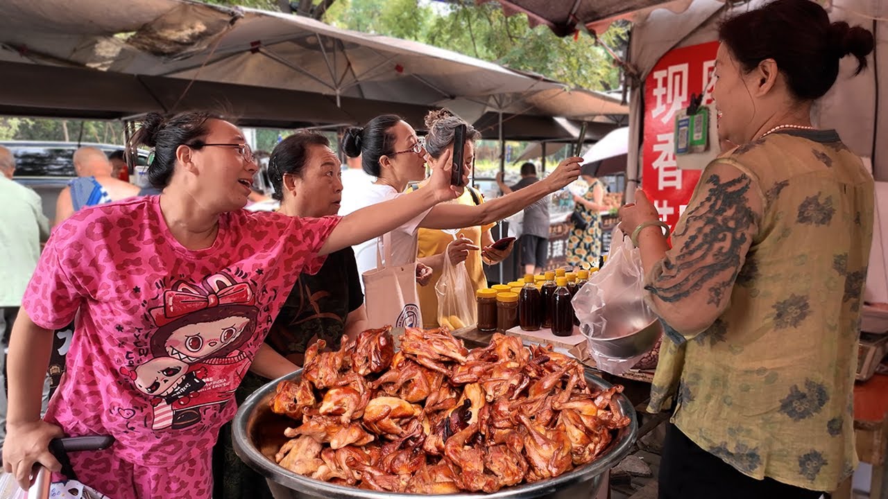 山西太原热闹非凡的大集市，奇特的石头饼，月牙形状的摊黄，1元一个的水煎包，香喷喷的烧鸡和烧鸽子，金黄酥脆的葱花饼和韭菜饺子，山西特色神池月饼和空心月饼，色泽油亮的红烧猪蹄。