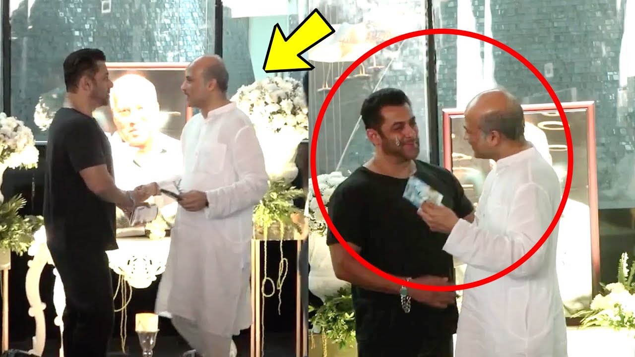 Salman Khan Crying With Suraj Barjatya On Sooraj Barjatya Father PRAYER MEET
