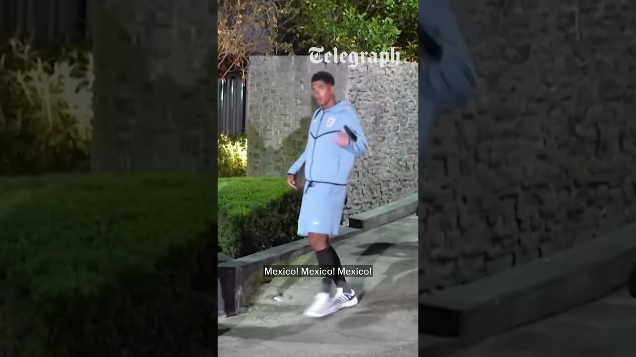 England squad booed as they arrive in Mexico City