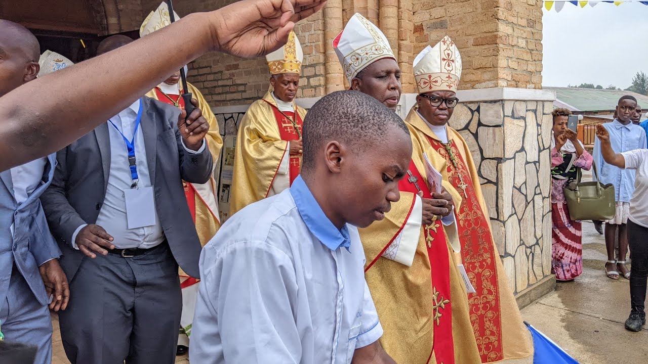 Musenyeri Anastase Mutabazi wayoboye Kabgayi mu bitabiriye itangizwa rya Yubile .