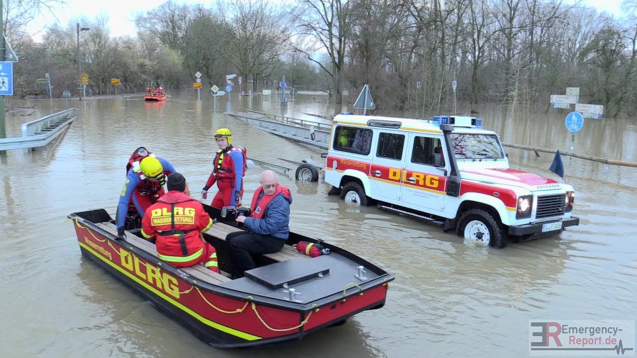 [RHEIN-HOCHWASSER IN DÜSSELDORF] - Erkundungsfahrt der DLRG mit Hochwasserbooten -