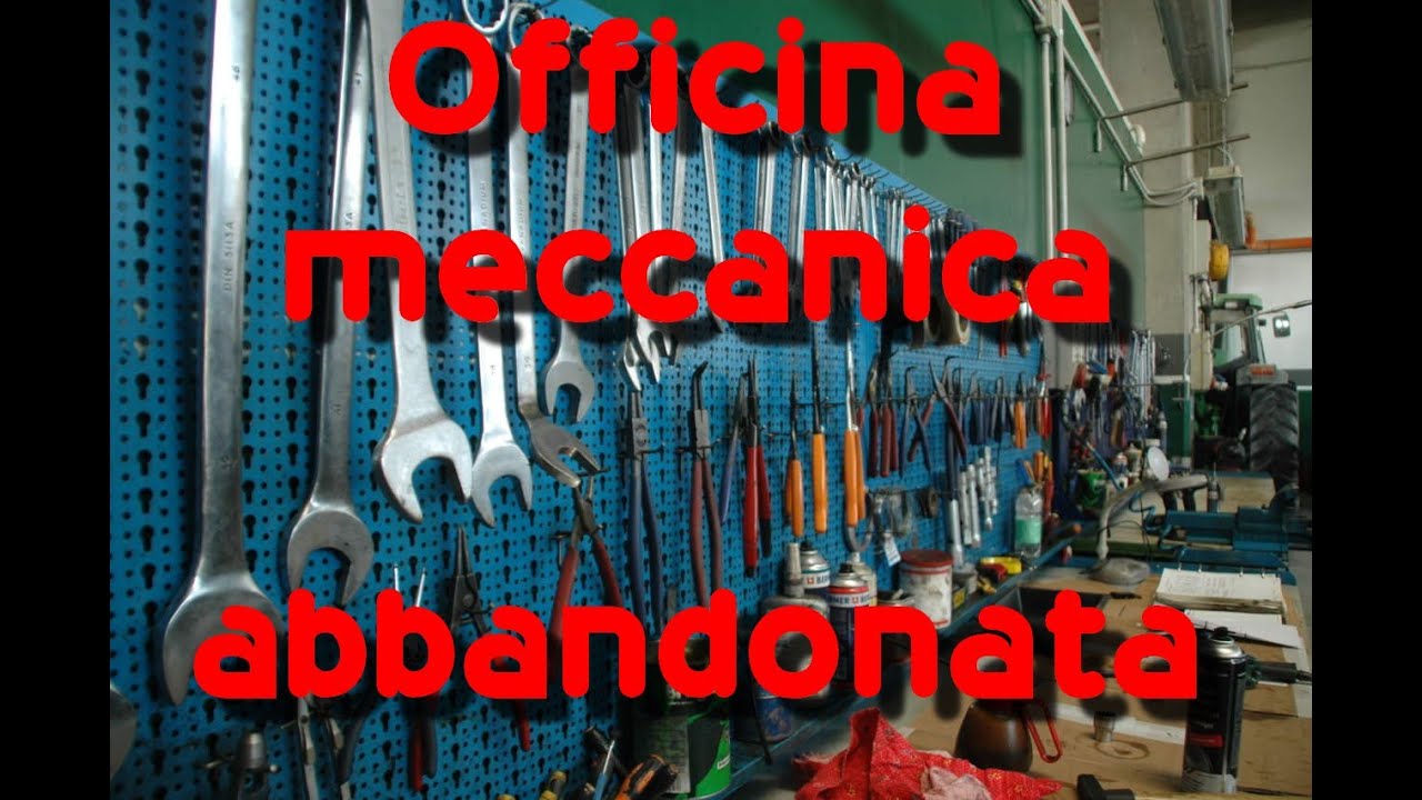 Auto e ricambi nell'officina abbandonata 