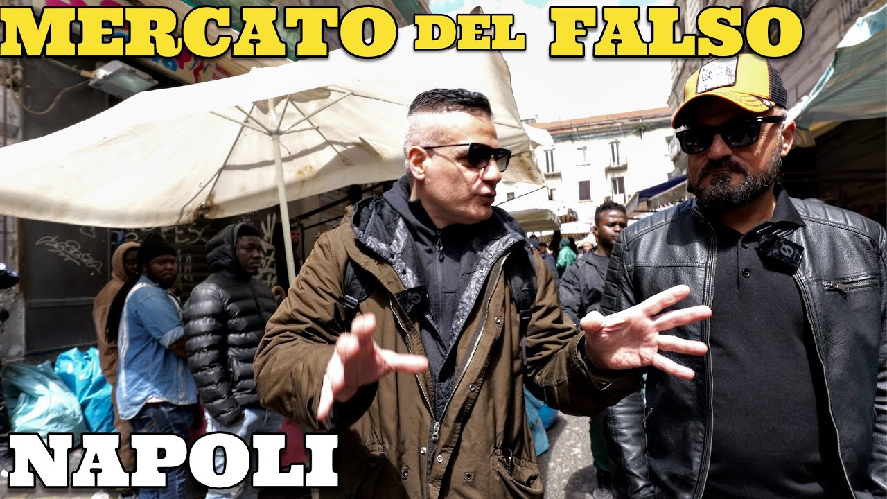 Tensione al Mercato del falso di Napoli dove non si pu&ograve; filmare