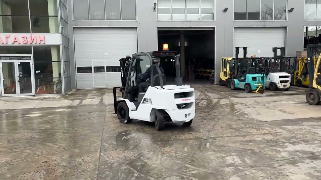 Дизелов мотокар NISSAN, 2017г, 3000 кг, 3 метра повдигане,виличен изравнител и виличен позиционер.