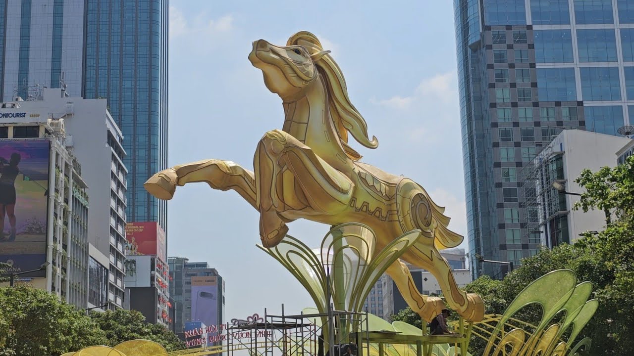 Chính thức xuất hiện Linh Vật Ngựa cực đẹp Phố Đi Bộ Nguyễn Huệ đón Xuân Bính Ngọ