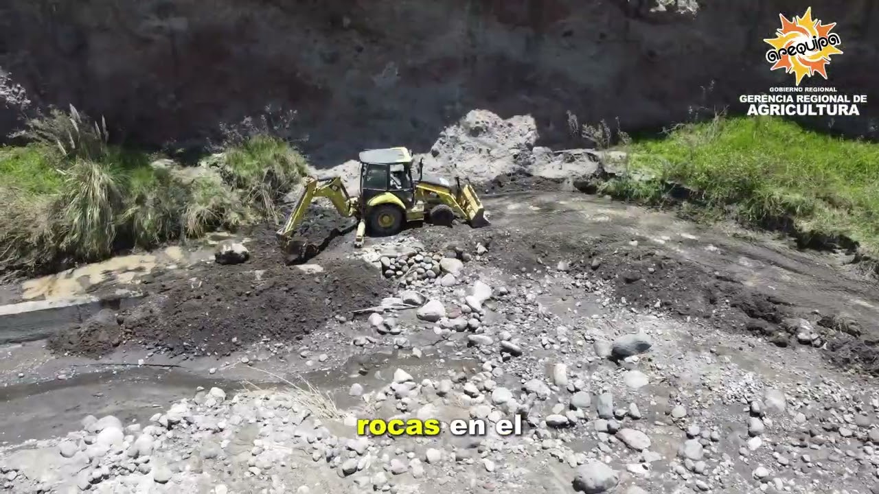 Agricultura supervisa trabajos de maquinaria amarilla en el barraje de Paucarpata