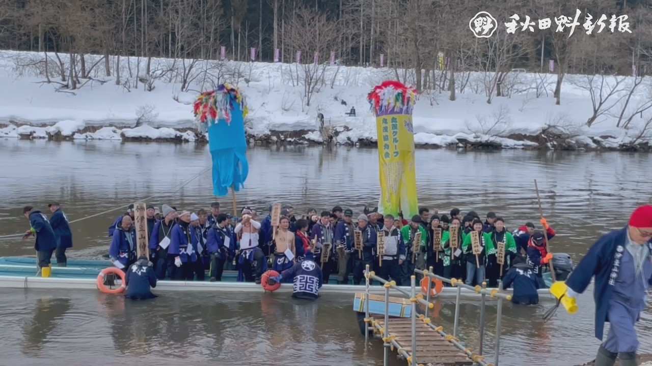 色とりどりのぼんでん、雪の雄物川へ　大仙市で「川を渡るぼんでん」