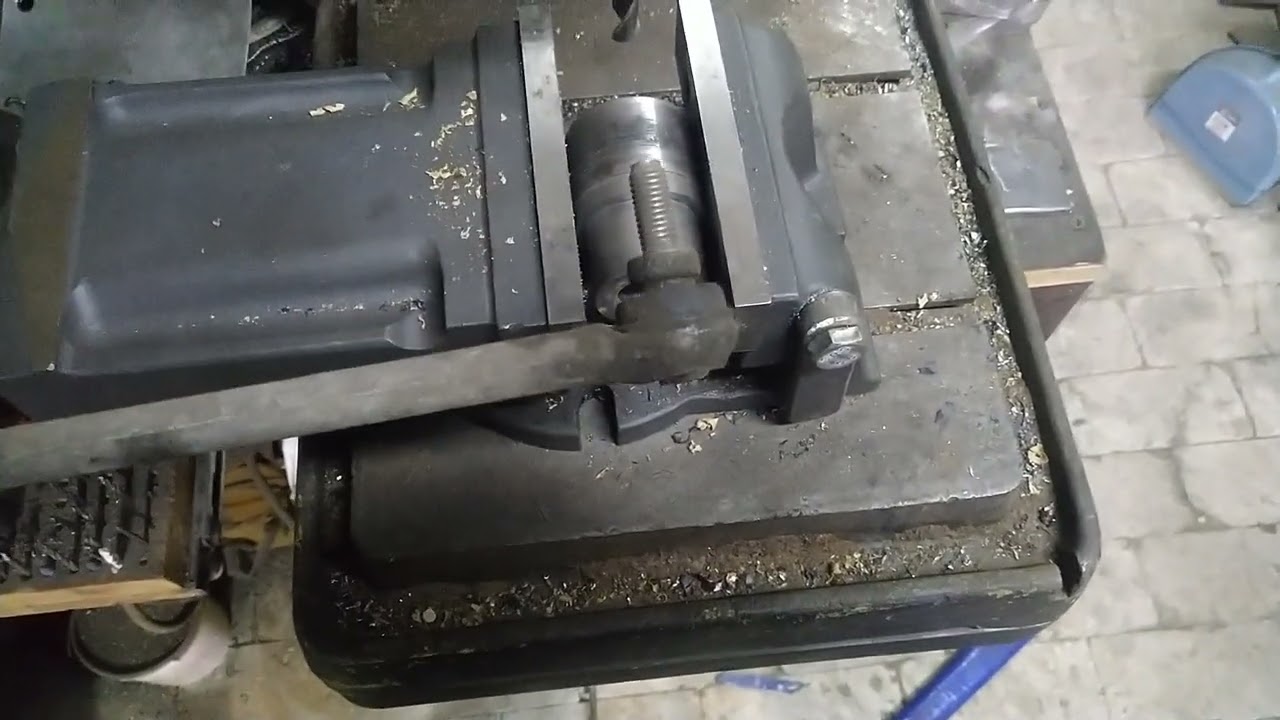 Отвір по центру заготовки та цікава стружка