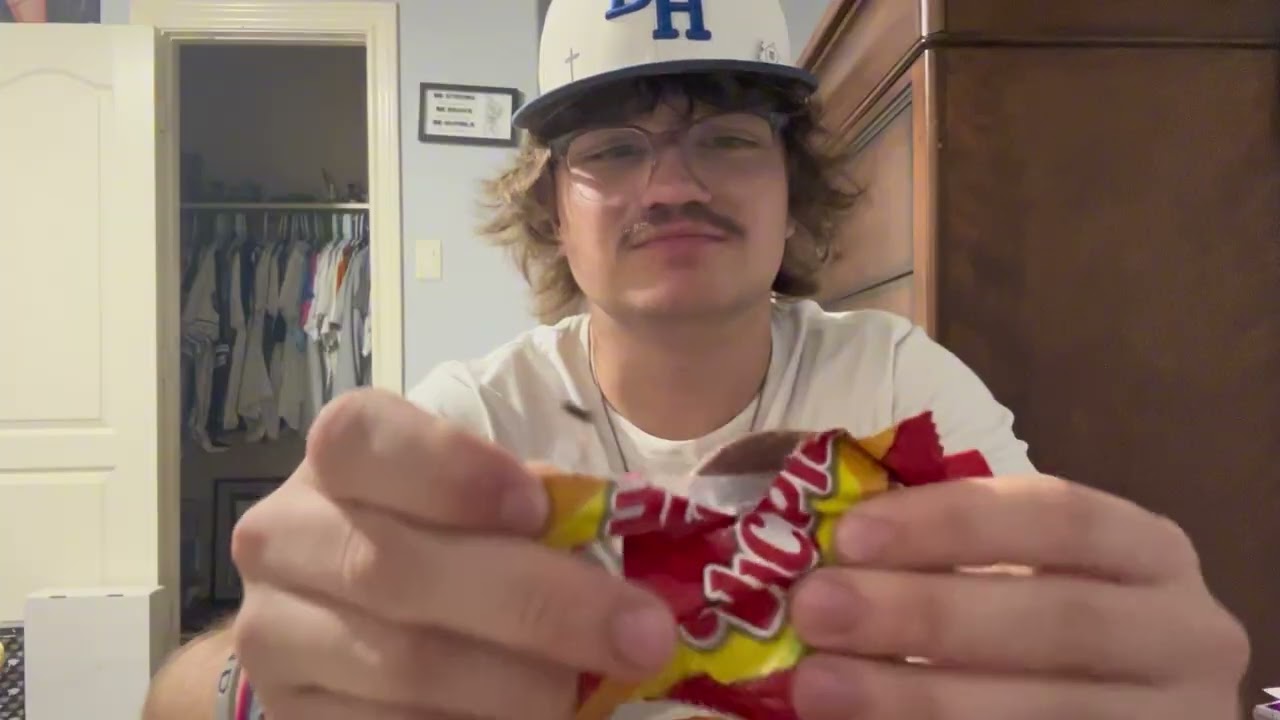 Trying mysterious Korean candy/snacks 