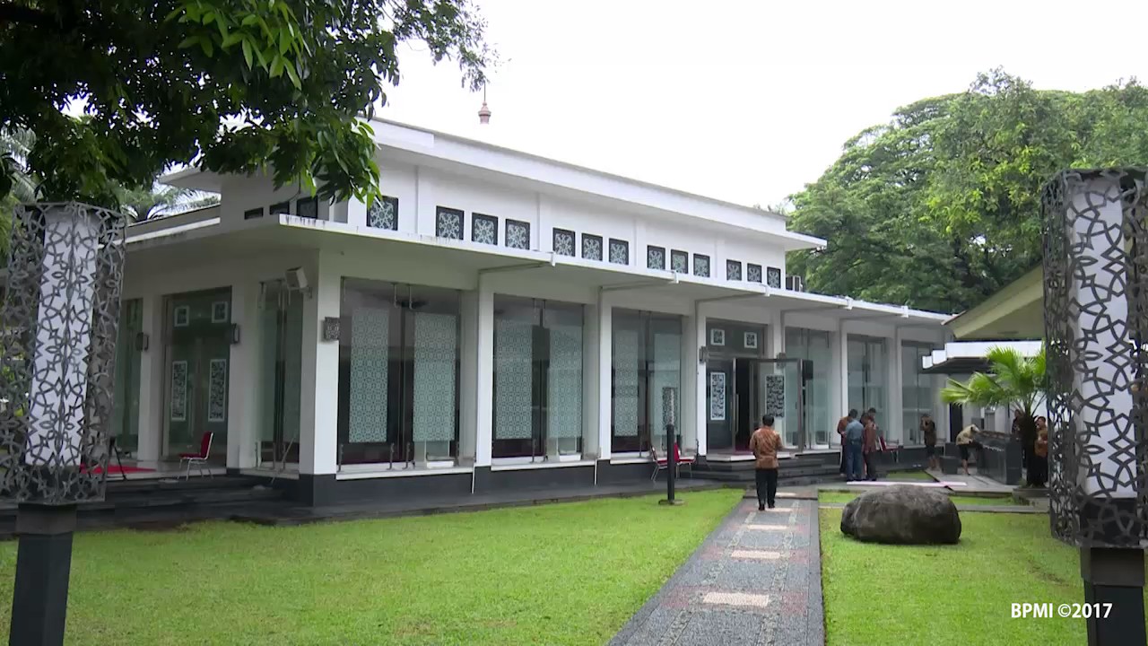 Sholat di Masjid Baiturrahim