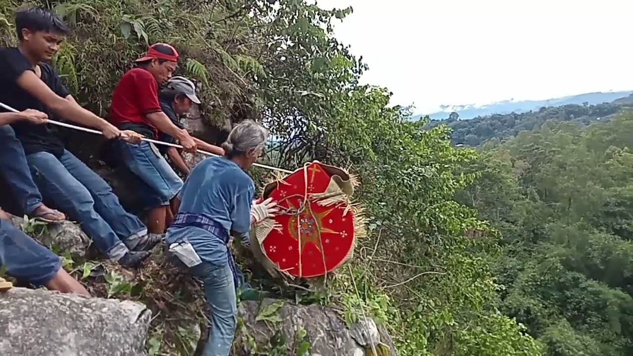 Pemakaman Bangsawan dari puncak bukit batu || Tebing Londa || Rambu Solo' Tadongkon